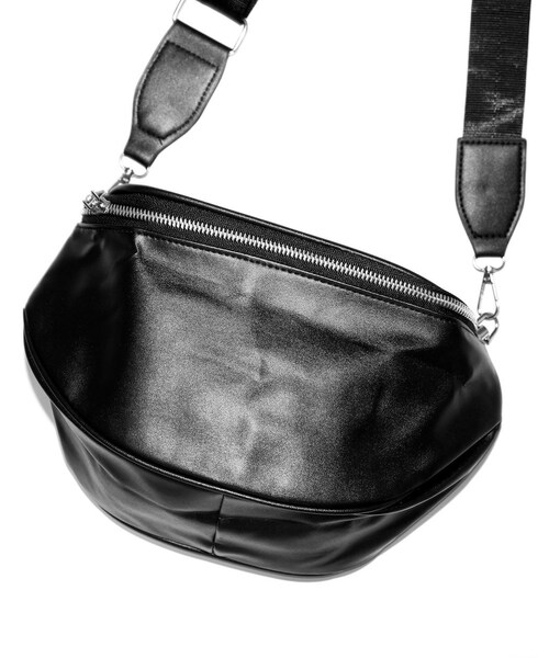 A.D.G(エーディージー)の「Black Leather Touch Saddle Bag(ショルダーバッグ・レディース・ブラック・FREE)」の11枚目の写真