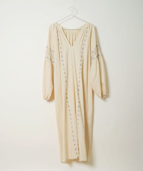 Crisp（クリスプ）の「クロスステッチ刺繍ワンピース[c2R3240]（ワンピース・レディース・アイボリー/サーモンピンク・FREE）」の3枚目の写真