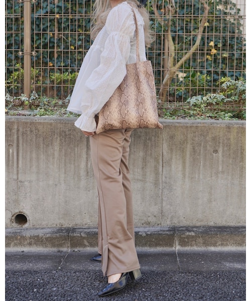 A.D.G（エーディージー）の「Pin-Tuck Flare Slit Pants  (beige)（その他パンツ・レディース・ベージュ・FREE）」の2枚目の写真