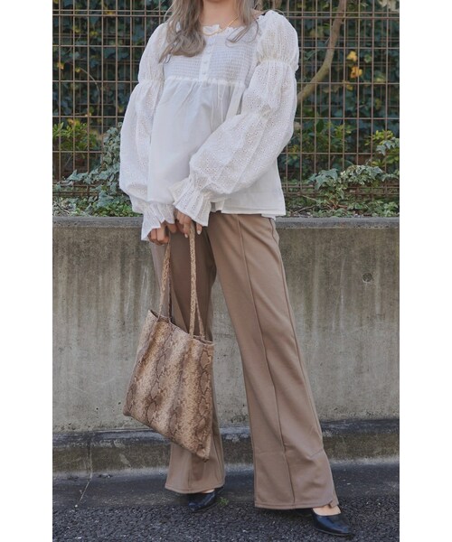 A.D.G（エーディージー）の「Pin-Tuck Flare Slit Pants  (beige)（その他パンツ・レディース・ベージュ・FREE）」の3枚目の写真