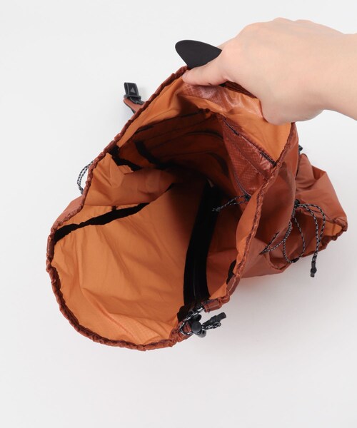 EKAL(エカル)の「and wander SIL DAYPACK(バックパック/リュック・メンズ・BLACK/D.ORANGE/YELLOW GRN・One)」の14枚目の写真