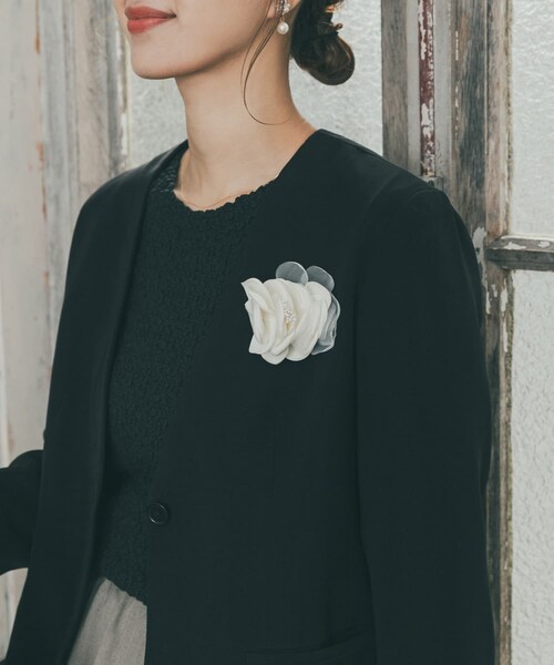 URBAN RESEARCH DOORS（アーバンリサーチドアーズ）の「ニュアンスフラワーコサージュ（ブローチ/コサージュ・レディース・IVORY/L.GRAY・One）」の3枚目の写真