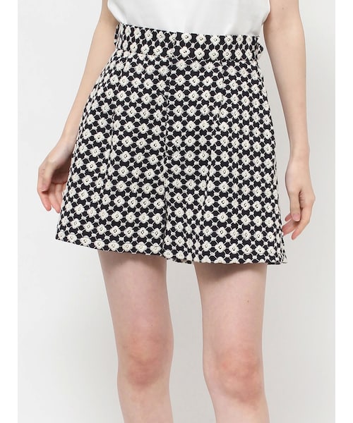 CALNAMUR（カルナムール）の「EMBROIDERED FLORAL SHORTS PT/エンブロイダリーフローラルショートパンツ（その他パンツ・レディース・レッド/ネイビー・F）」の9枚目の写真