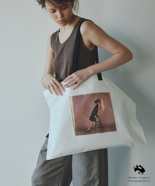 ADAM ET ROPE'（アダムエロペ）の「【AUDREY HEPBURN COLLECTION BY JUN】フォトプリント トートバッグ（トートバッグ・レディース・ホワイト/ホワイト系・F）」の4枚目の写真