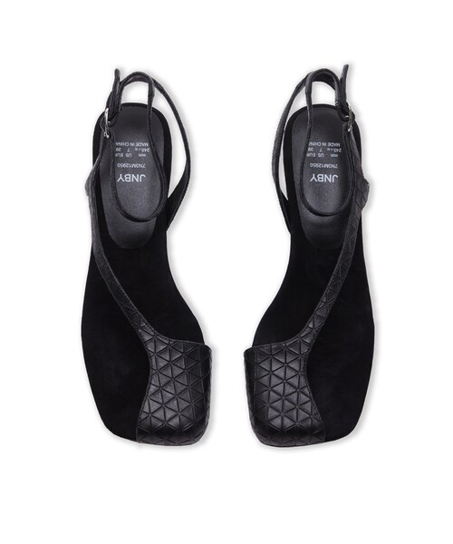 JNBY（ジェーエヌビーワイ）の「Triangle-embossed Big Toe-covered Sandals（サンダル・レディース・ブラック/グリーン・23/23.5/24/24.5）」の2枚目の写真