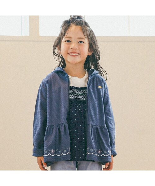 SLAP SLIP（スラップスリップ）の「【UVカット】裾花柄スカラップ刺繍長袖パーカー(80~130cm)（パーカー・キッズ・ホワイト/ブルー・110）」の2枚目の写真