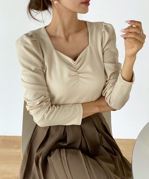 DHOLIC（ディーホリック）の「ハートネックギャザー長袖Tシャツ（シャツ/ブラウス・レディース・ブラック/アイボリー/クリーム/ディープスカイブルー/モカ/ピンク・FREE）」の3枚目の写真