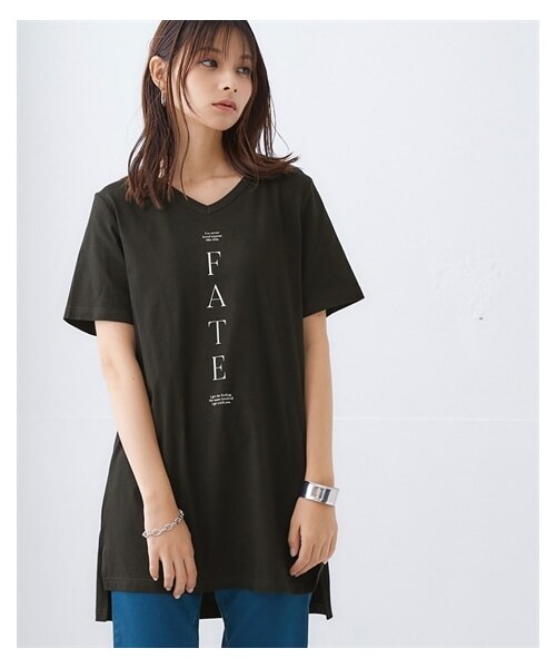 nissen（ニッセン）の「【ひんやりコットン】プリントVネックチュニックTシャツ（綿１００％・接触冷感・UVカット）（選べる柄）＜大きいサイズ有＞（チュニック・レディース・[終売]カジュアルロゴ:グレージュ/[終売]カジュアルロゴ:アイス杢/[終売]タテロゴ:黒/タテロゴ:オフホワイト/カレッジロゴ:オフホワイト/[終売]カレッジロゴ:グレージュ/[終売]ソファネコ:スモーキーブルー/[終売]かくれんぼネコ:ネイビー/[終売]かくれんぼネコ:アイス杢/タワー:ミント/カットフラワー:ラベンダー/[終売]マリンロゴ:ブルーグリーン/[終売]アメカジロゴ:チャコールグレー/[終売]フライングバード:モーブグリーン/大人ロゴ:オフホワイト/ポップネコ:ブルーグリーン/カーブロゴ:黒/ソフトロゴ:チャコールグレー/ボタニカル:ミント/ハートロゴ:ピンクベージュ/衿花:ダークブルー/ブックネコ:オートミール/フレンチロゴ:ベージュ/筆記ロゴ:オフホワイト/パンダ:チャコールグレー/伸びネコ:ネイビー/花:ダークピンク/シティ:ソフトブルー・S/M/L/LL/3L/4L/5L/6L）」の5枚目の写真