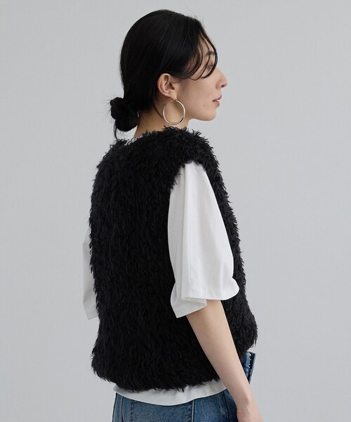 ADAM ET ROPE'(アダムエロペ)の「カーリーモヘアクロップドベスト(ベスト・レディース・ブラック/オフホワイト・F)」の11枚目の写真