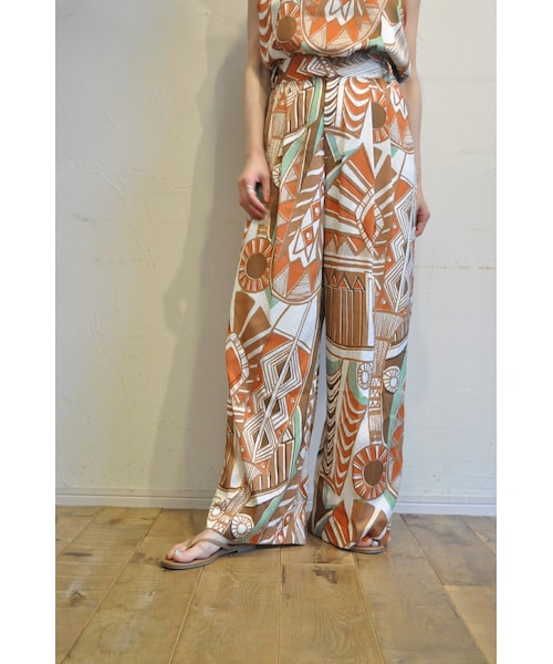 --（--）の「トライバルペイントワイドパンツ（その他パンツ・レディース・ピンク/ブラウン/ブルー・one）」の2枚目の写真