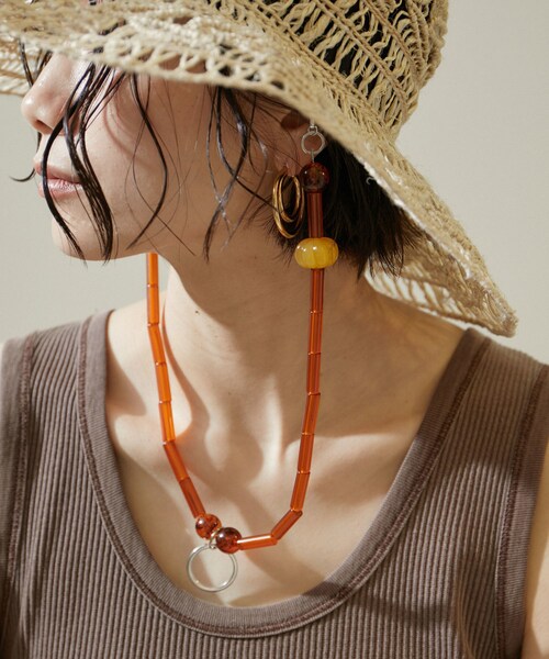 ADAM ET ROPE'（アダムエロペ）の「【La Maison de Lyllis（メゾンドリリス）】HATKEEPER（ネックレス・レディース・ホワイト系/ブラウン系/キャメル・F）」の13枚目の写真