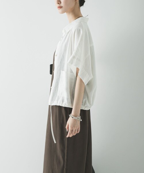 URBAN RESEARCH(アーバンリサーチ)の「ラミーレーヨンハーフスリーブシャツ(シャツ/ブラウス・レディース・NAVY/YEL BEIGE/WHITE・Free)」の5枚目の写真