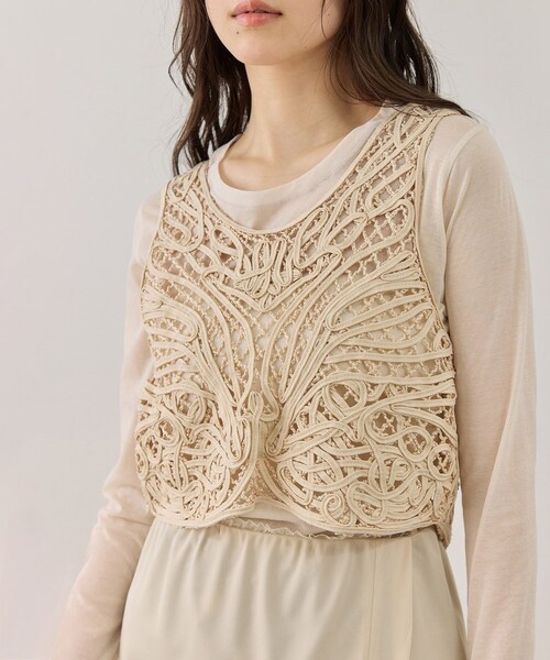 ADAM ET ROPE'（アダムエロペ）の「コードレースタンクジレ（ベスト・レディース・ブラック/キナリ・F）」の18枚目の写真