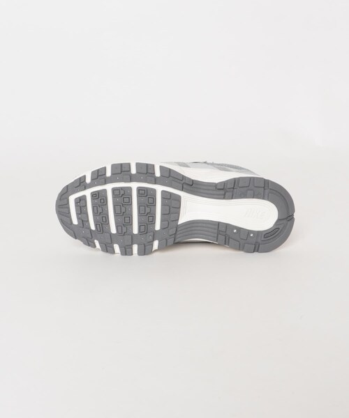 URBAN RESEARCH DOORS(アーバンリサーチドアーズ)の「NIKE P-6000 PS(KIDS)(スニーカー・キッズ・WHITE/METALLIC・19/20/21/22)」の14枚目の写真