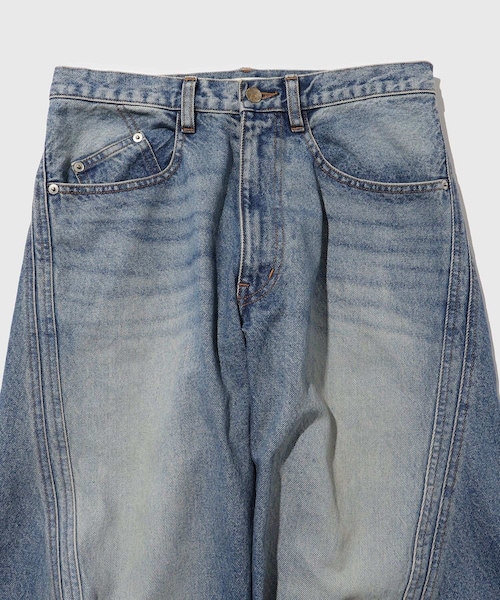 ADAM ET ROPE'（アダムエロペ）の「【NVRFRGT/ネヴァーフォーゲット】3D TWISTED WIDE LEG JEANS VINTAGE FADED INDIGO（デニムパンツ・メンズ・ブルー系・1/2）」の4枚目の写真