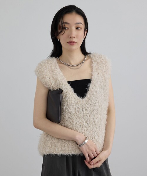 ADAM ET ROPE'(アダムエロペ)の「カーリーモヘアクロップドベスト(ベスト・レディース・ブラック/オフホワイト・F)」の7枚目の写真
