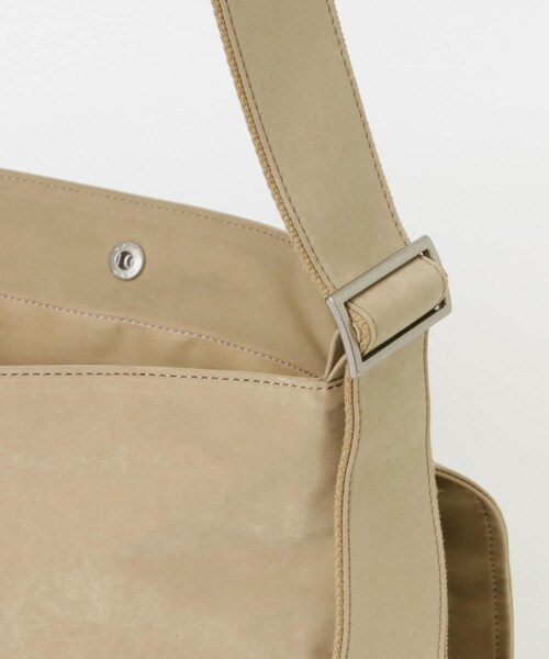 URBAN RESEARCH(アーバンリサーチ)の「Hender Scheme FLAP SHOULDER SMALL(ショルダーバッグ・メンズ・Black/Beige/Khaki・Free)」の11枚目の写真