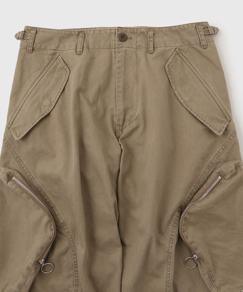 ADAM ET ROPE'(アダムエロペ)の「【NVRFRGT/ネヴァーフォーゲット】3D TWISTED CARGO PANTS(カーゴパンツ・メンズ・ブラック/ベージュ・1/2)」の6枚目の写真