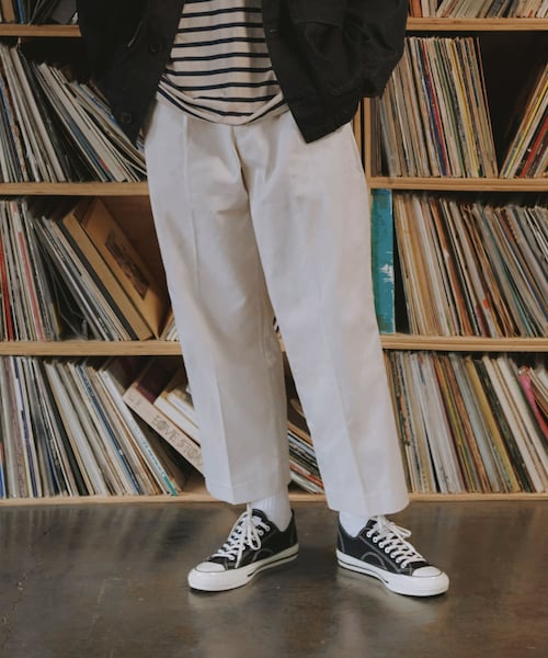 SENSE OF PLACE by URBAN RESEARCH（センスオブプレイスバイアーバンリサーチ）の「センタープレスストレートタックチノパンツ（チノパンツ・メンズ・GREIGE/BLACK・M/L）」の2枚目の写真