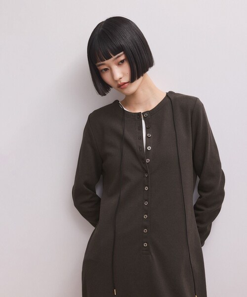 ADAM ET ROPE'(アダムエロペ)の「【WEB限定】マルチWAYヘンリーネックワンピース(ワンピース・レディース・ブラック/ダークブラウン/ネイビー・M/S)」の22枚目の写真