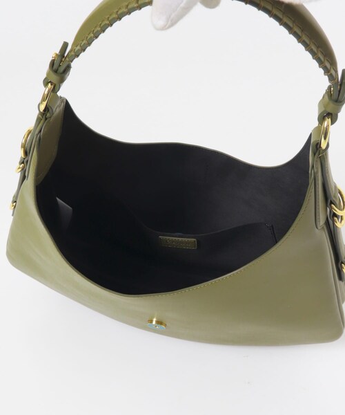 URBAN RESEARCH(アーバンリサーチ)の「GANNI KAT SMALL BUTTER(ショルダーバッグ・レディース・M OLIVE・-)」の6枚目の写真