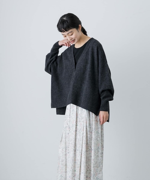 新品未使用　かぐれ　ハミルトンワイドＶネックカーディガン かぐれ（カグレ）の「ハミルトンワイドVネックカーデ（ニット/セーター