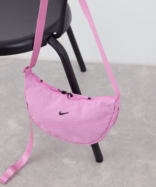 ROPE' PICNIC（ロペピクニック）の「【NIKE/ナイキ】オーラ CRESCENT クロスボディバッグ（ボディバッグ/ウエストポーチ・レディース・ブラック/ピンク系・F）」の4枚目の写真