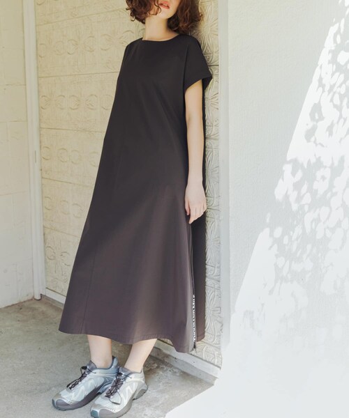 URBAN RESEARCH(アーバンリサーチ)の「『吸水速乾/UVカット/イージーケア』『別注』THOUSAND MILE×URBAN RESEARCH FRENCH SLEEVE DRESS(ワンピース・レディース・BLACK/CHARCOAL・Free)」の6枚目の写真