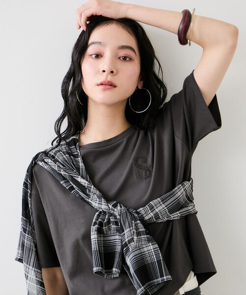 VIS(ビス)の「ボクシークロップド刺繍Tシャツ(Tシャツ/カットソー・レディース・チャコール/ホワイト/ブルー・F)」の7枚目の写真