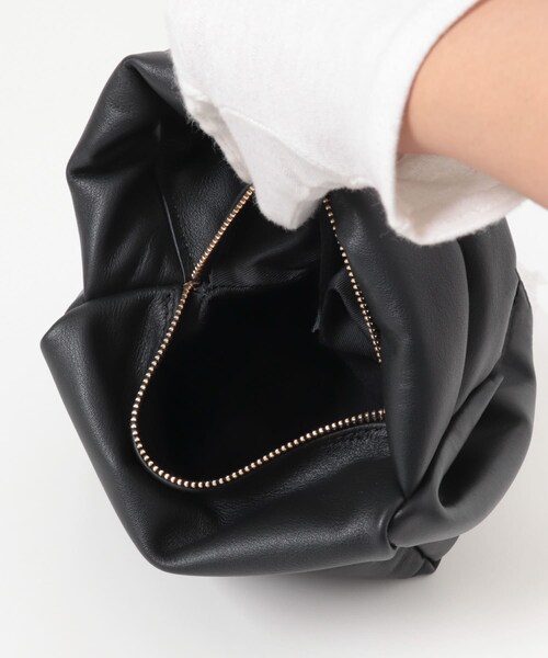 URBAN RESEARCH DOORS(アーバンリサーチドアーズ)の「AULENTTI puff cube bag(ハンドバッグ・レディース・NERO・Free)」の6枚目の写真