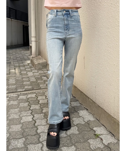 MURUA（ムルーア）の「ウエストカットセミフレアデニム（デニムパンツ・レディース・ブルー・1/2）」の2枚目の写真