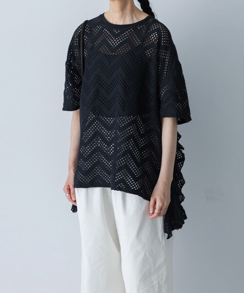 かぐれ(カグレ)の「unfil PATTERN MESH RUFFLED T-SHIRTS(Tシャツ/カットソー・レディース・OFF WHITE/BLACK・1)」の2枚目の写真