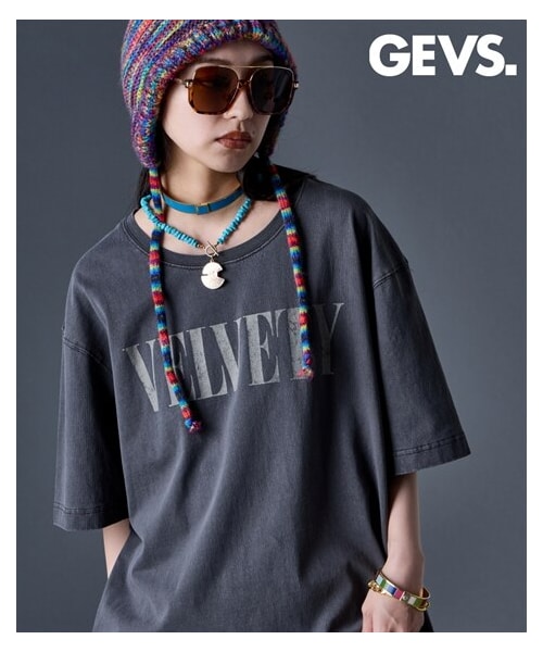 nissen（ニッセン）の「綿100％ピグメント染ロゴプリントチュニックTシャツ＜大きいサイズ有＞GEVS.（チュニック・レディース・トマトレッド/パープル/チャコール・M/L/LL/3L/4L/5L/6L/8L/10L）」の3枚目の写真