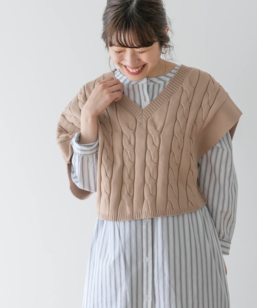 ITEMS URBANRESEARCH（アイテムズ アーバンリサーチ）の「アシンメトリーケーブルニットベスト（ベスト・レディース・WHITE/PINK BEIGE/KHAKI GRAY・one）」の3枚目の写真