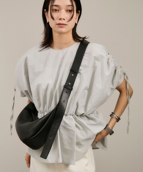 ADAM ET ROPE'（アダムエロペ）の「【WEB限定】スプリットレザームーンショルダー（ショルダーバッグ・レディース・ブラック/オフホワイト/ダークブラウン・F）」の5枚目の写真