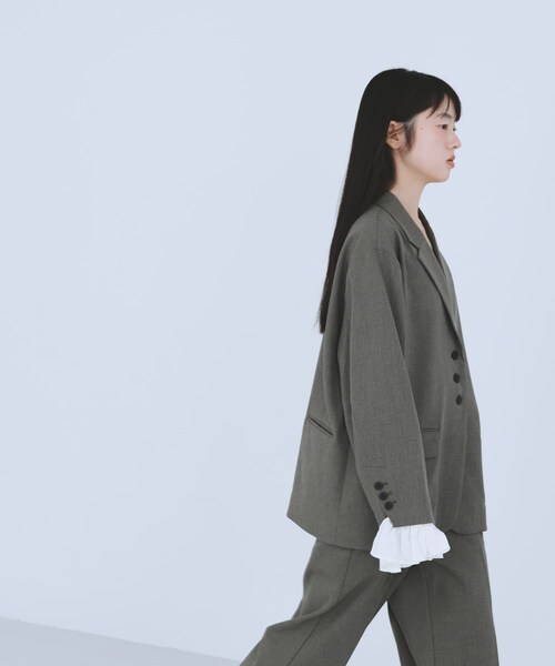 KBF（ケイビーエフ）の「フリルスリーブテーラードジャケット（テーラードジャケット・レディース・MOSS GRAY/CHARCOAL・One）」の5枚目の写真