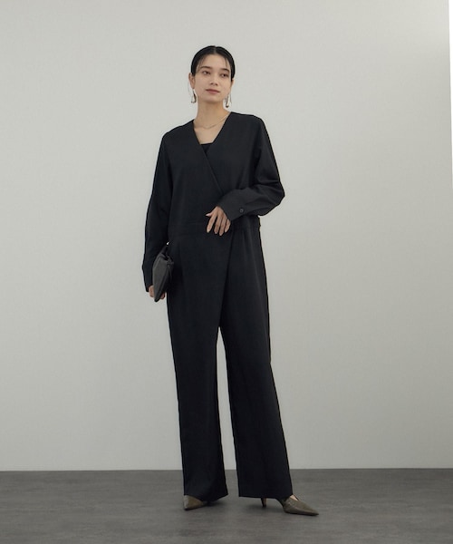 ADAM ET ROPE'（アダムエロペ）の「フロントクロスオールインワン（サロペット/オーバーオール・レディース・ブラック/ベージュ・F）」の5枚目の写真