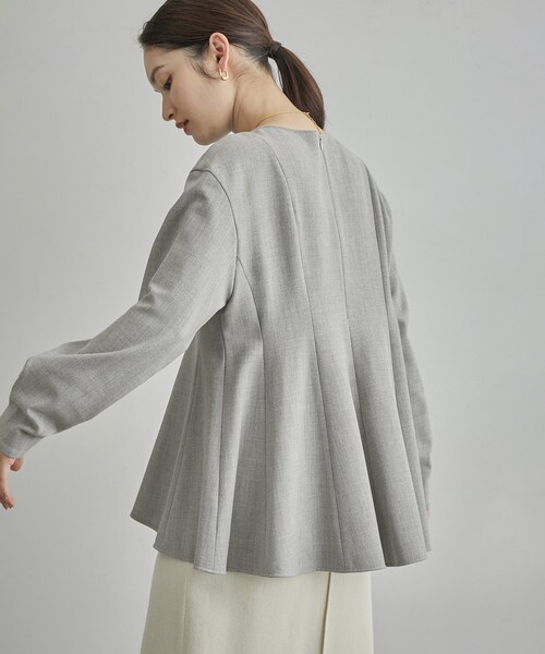 ROPE'（ロペ）の「裏起毛ペプラムブラウス/セットアップ対応（シャツ/ブラウス・レディース・グレー/ブラック/オフホワイト・38）」の4枚目の写真