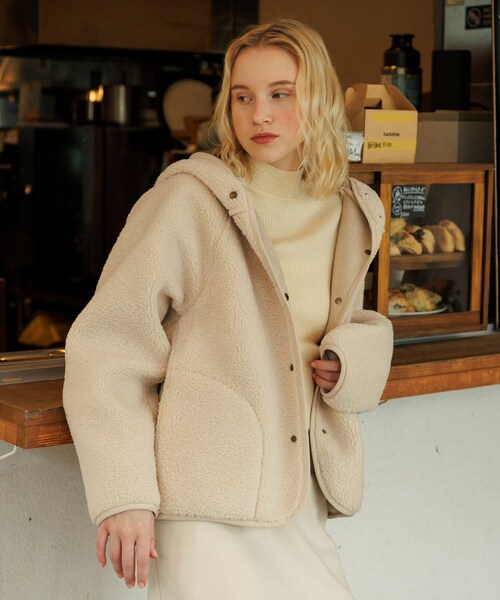 URBAN RESEARCH Sonny Label（アーバンリサーチサニーレーベル）の「ムートンリバーシブルフーディーコート（ムートンコート・レディース・CCLxCCL/IVOxBEG/OFF×CAM・36/38）」の21枚目の写真