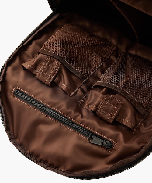 ADAM ET ROPE'（アダムエロペ）の「《別注》【FADEN/ファーデン】Partition Day Pack 012 Nico Ver.3（バックパック/リュック・メンズ・ダークブラウン・F）」の4枚目の写真