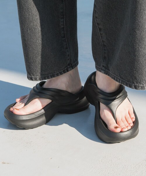 SENSE OF PLACE by URBAN RESEARCH（センスオブプレイスバイアーバンリサーチ）の「『WEB限定』トングクッションサンダル（サンダル・レディース・BLACK・23.5/24.5）」の5枚目の写真