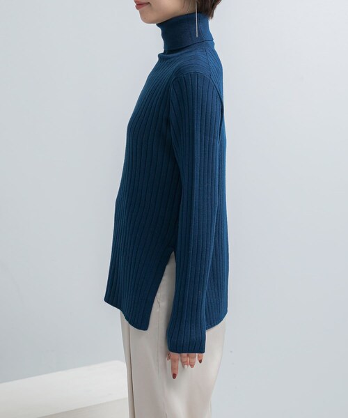 URBAN RESEARCH ROSSO（アーバンリサーチロッソ）の「エクストラファインリブタートルニット（ニット/セーター・レディース・OFF/ROYAL BLUE/OLIVE・Free）」の18枚目の写真