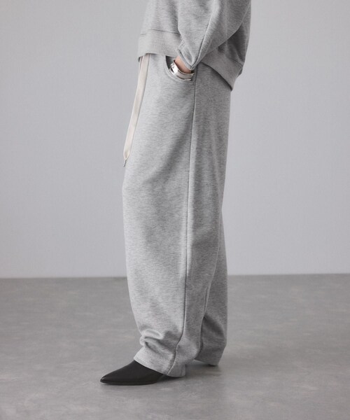 ADAM ET ROPE'(アダムエロペ)の「ウールミックスコクーンイージーパンツ(その他パンツ・レディース・グレー/キナリ系/サックス・36/38)」の20枚目の写真