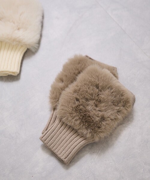 VIS（ビス）の「フィンガーレスファーアームウォーマー（手袋・レディース・キナリ/ベージュ・F）」の2枚目の写真