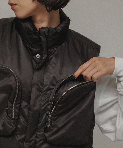 ADAM ET ROPE'（アダムエロペ）の「［OUTER］WSIZE PADDED VEST UNISEX（ダウンベスト・レディース・ブラック/シルバー・38/40）」の5枚目の写真