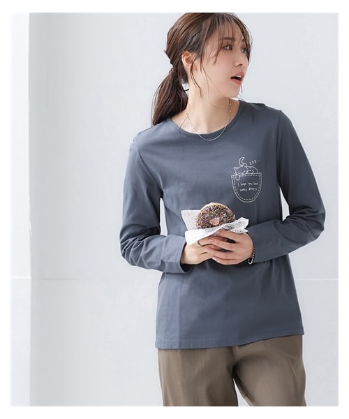 nissen（ニッセン）の「綿１００％長袖プリントTシャツ（ＵＶカット）＜大きいサイズ有＞（Tシャツ/カットソー・レディース・オフホワイト:フレンチロゴ/アイス杢:シンプルロゴ/在庫限り◆ライムイエロー:草花/在庫限り◆グレージュ:ネコロゴ/黒:ナンバーロゴ/在庫限り◆モーブピンク:雑貨ロゴ/オフホワイト:ナンバーロゴ/モカグレー:クールロゴ/黒:フレンチロゴ/アイス杢:フォトねこ/ラズベリーピンク:フレンチ/杢グレー:ネコだらけ/チャコールグレー:袖ロゴ/ボルドー:ロゴ花/ネイビー:ハート/オフホワイト:ブロックロゴ/黒:レタリングロゴ/グレイッシュブルー:ほのぼのネコ/モカベージュ:胸つむネコ/チャコール:アーチロゴ/在庫限り◆ブルーグレー:胸ネコ/在庫限り◆ダスティピンク:花/チャコール:おすわりネコ/黒:ブロックロゴ/オフホワイト:筆記ロゴ/グリーン:野花・S/M/L/LL/3L/4L/5L/6L/8L/10L）」の11枚目の写真