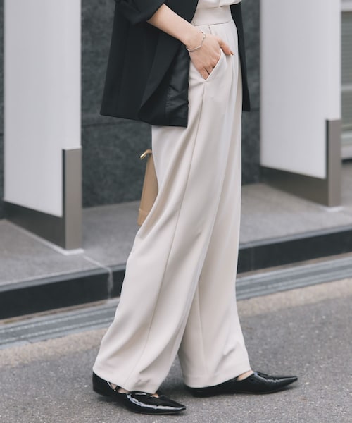 URBAN RESEARCH ROSSO（アーバンリサーチロッソ）の「ストレッチツイルタックストレートパンツ（その他パンツ・レディース・L.BEIGE/BLACK・36/38）」の2枚目の写真