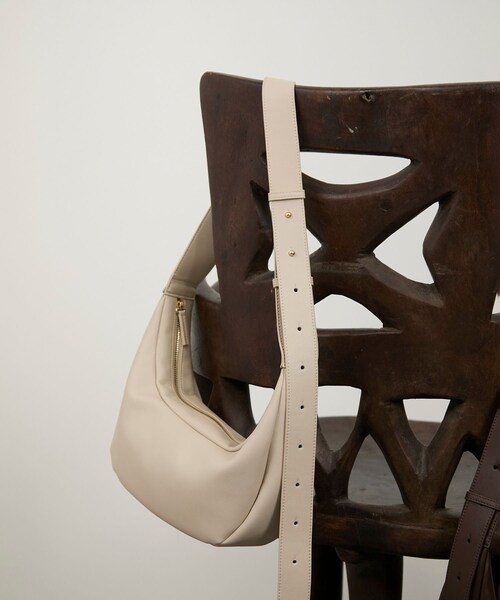 ADAM ET ROPE'（アダムエロペ）の「【WEB限定】スプリットレザームーンショルダー（ショルダーバッグ・レディース・ブラック/オフホワイト/ダークブラウン・F）」の6枚目の写真