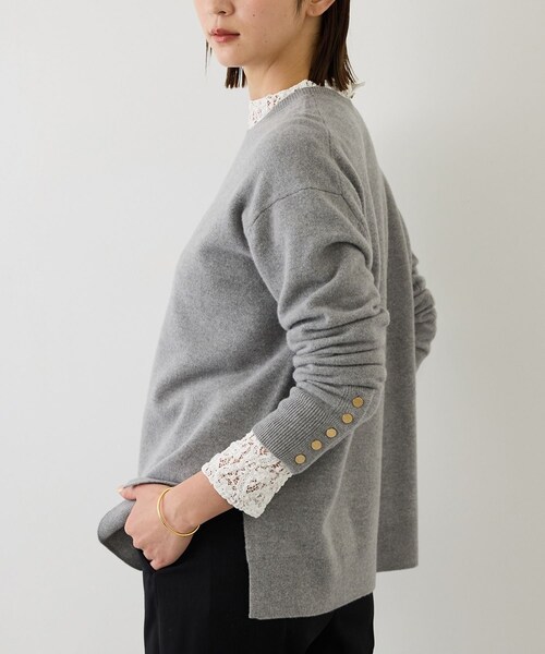 ROPE'(ロペ)の「【一部WEB限定カラー】カシミヤブレンドスリーブ釦サイドスリットニット/イージーケア【J'aDoRe・一部店舗限定サイズ】(ニット/セーター・レディース・グレー/ダークブラウン/ベージュ系/ネイビー/ピンク/ワイン・36/38)」の2枚目の写真
