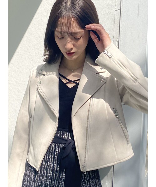 MERCURYDUO（マーキュリーデュオ）の「コンパクトフェイクスエードライダースジャケット（ライダースジャケット・レディース・ライトグレー/アイボリー・F/M/S）」の2枚目の写真